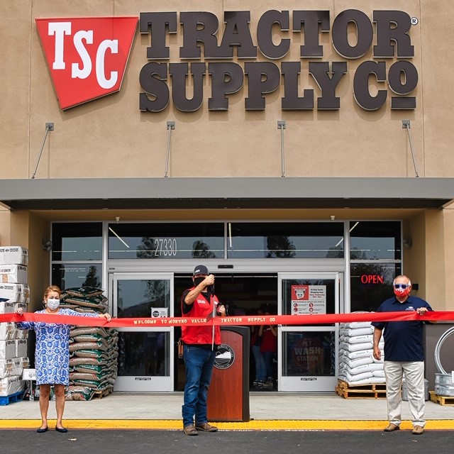 Tracktor Supply ribbon cutting ceremony.